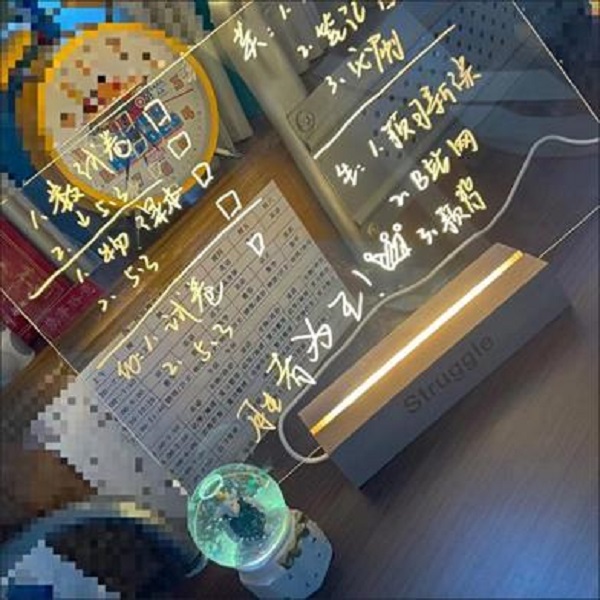 Επιτραπέζιος Ακρυλικός λαμπερός πίνακας σημειώσεων USB με ξύλινη βάση στήριξης 20x20cm BH002