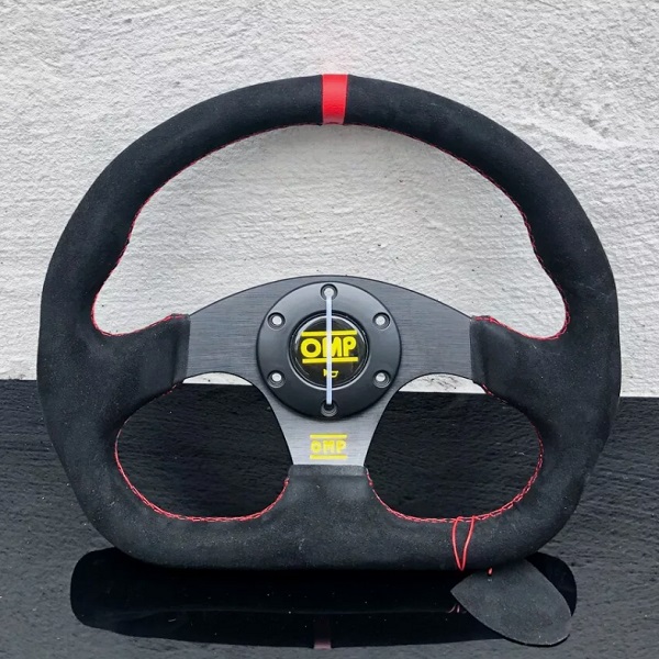 Αγωνιστικό τιμόνι 320 mm OMP σουέτ Σχήμα D HW-0298 μαύρο με κόκκινη ραφή